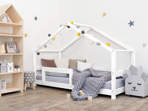Kinder Hausbett "LUCKY" aus Massivholz mit Rausfallschutz